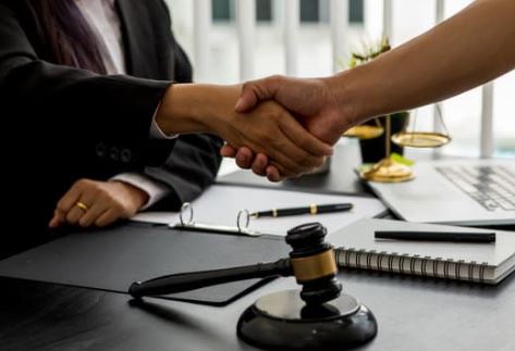 Abogado firmando documento legal